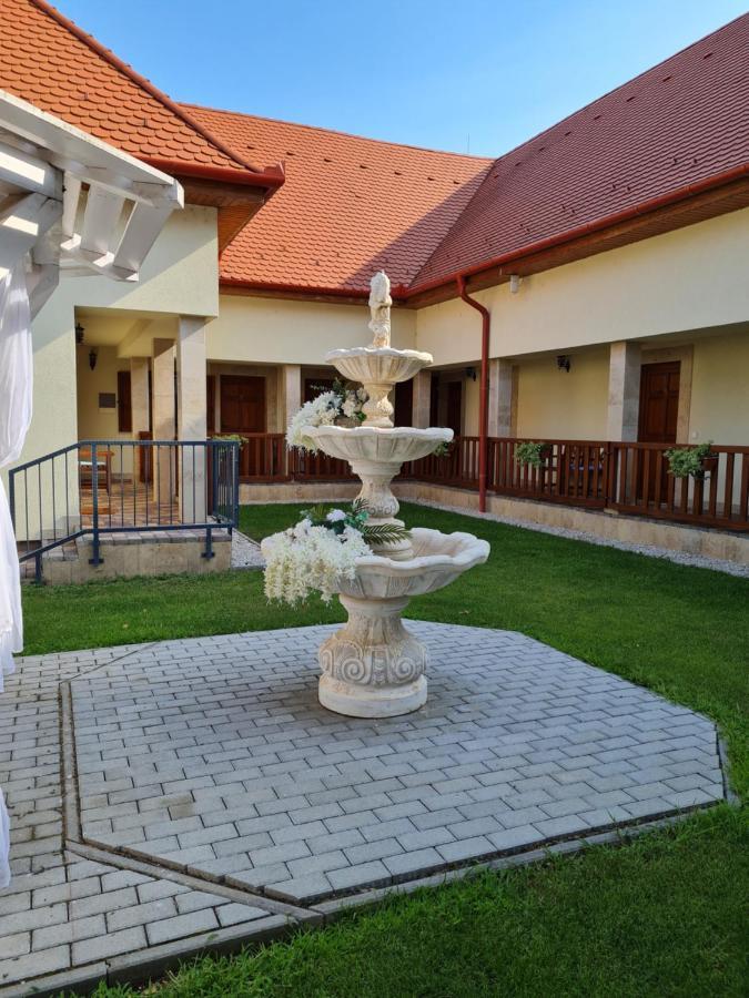 Szabolcs Toroes Panzio Bed & Breakfast エクステリア 写真